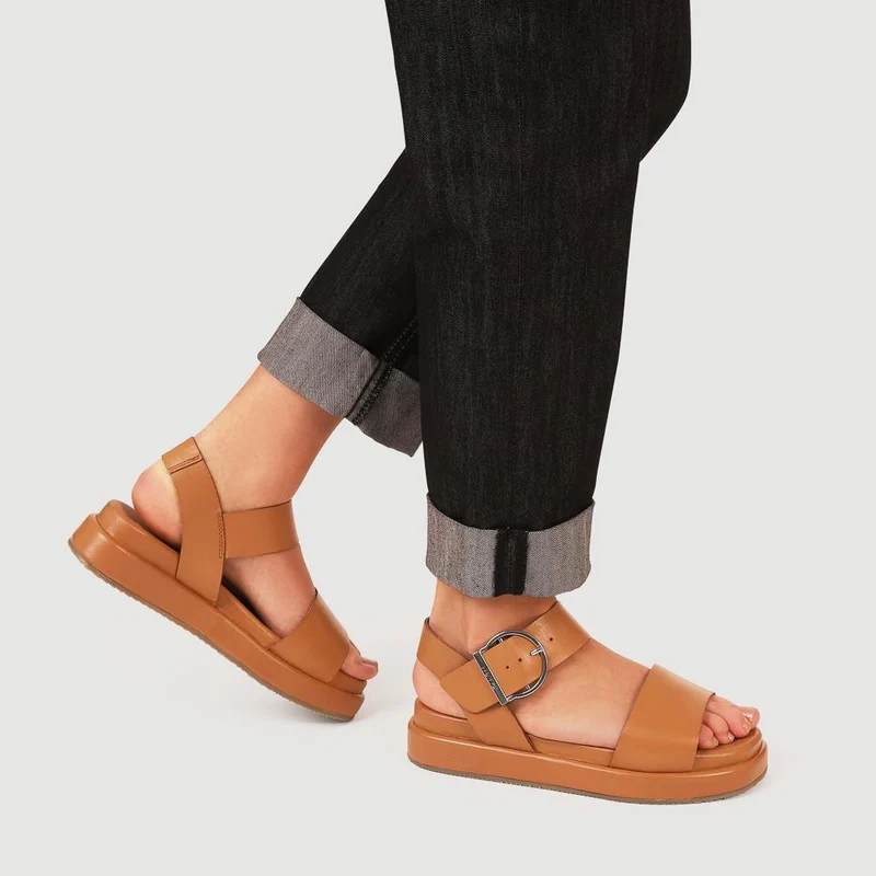 Big-Buckled Leather Sandals - BARBR41509 / 326 765 - Tan