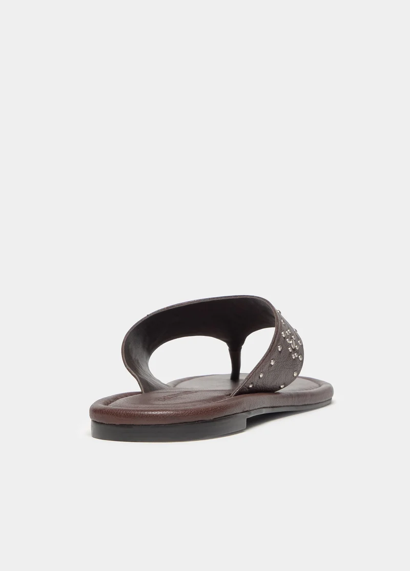 Flat sandals with studs