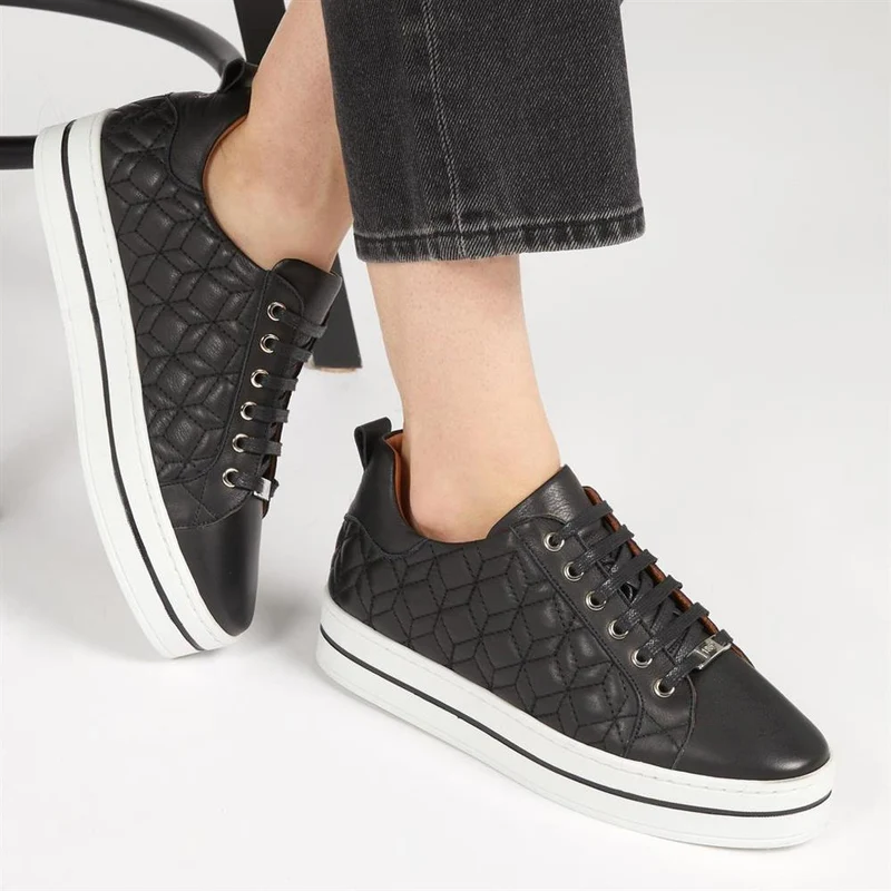 Alexandrite Leather Quilted Trainers - ALEXANDRITE / 323 645 - Black