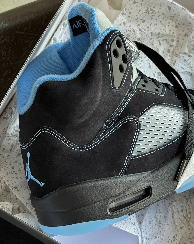 Nike Air Jordan 5 Retro *Black Carolina*