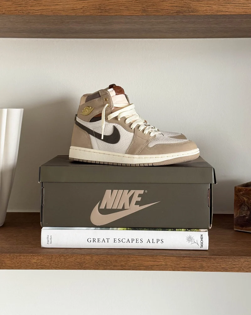 Nike Wmns Air Jordan 1 Retro High OG *Khaki*